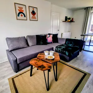  Holiday home No 7 - Bright, Spacious 3 Bed With Parking & Wifi